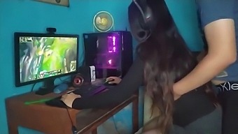 Mon Frère Et Moi Jouons À Des Jeux Vidéo Ensemble, Mais Les Choses Deviennent Un Peu Plus Intimes Quand Il Décide De Me Rejoindre Dans Une Session Chaude