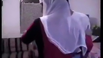 Arab Aunty Gets Naughty With Guys