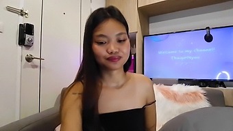 Abby2634 Se Tachinează Cu O Privire La Pizda Ei Umedă Pe Webcam