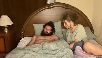Venäjän Milf Punatukkainen Antaa Huolimaton Suihinotto Aikana Sleepover
