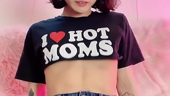 健身爱好者亚洲宝贝在健身房里展示她湿润的阴部