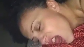 Eine Ungekümmerte Frau Führt Lüstern Oralsex Aus.