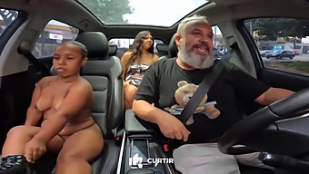 Anzinha Do Mau Го Показва В Колата Си И Игриво Се Разхожда По Улиците На Сао Пауло