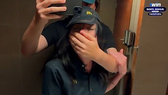 Встреча В Общественном Туалете Приводит К Интенсивному Сексу С Сотрудником Mcdonald'S Из-За Пролитой Газировки. Глубокие Навыки Минета И Грубый Стиль Евы Соды На Виду.