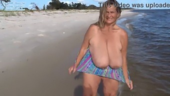 Um Vislumbre Do Bronzeado De Praia De Uma Gata Curvilínea De Maiô